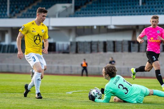 IFK Malmös Elliot Lindquist Nilsson mot Lunds målvakt