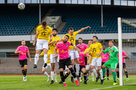 IFK Malmös Elliot Lindquist Nilsson nickar undan en