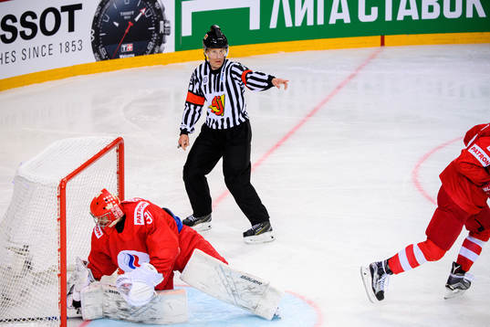 Referee Tobias Björk
