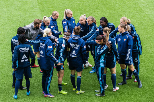 Djurgårdens spelare samlas innan fotbollsmatchen i