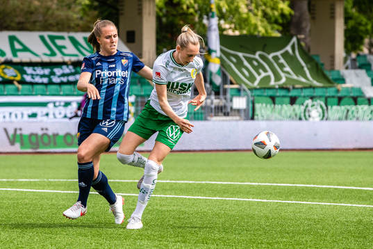 Djurgårdens Gudrun Arnadottir och Hammarbys Ellen