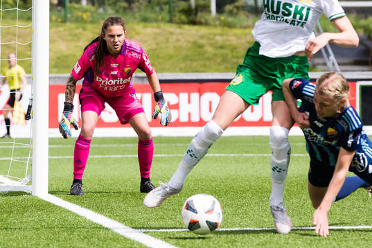 Djurgårdens målvakt Kelsey Daugherty följer spelet