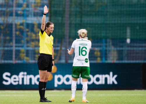 Domare Lovisa Johansson och Hammarbys Emilia Larsson