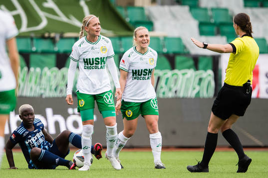 Djurgårdens Elizabeth Addo sitter ner medans Hammarbys
