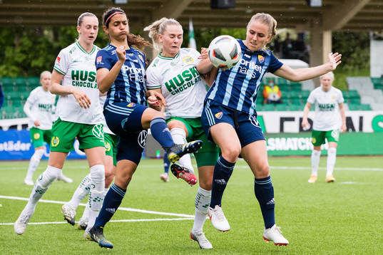 Hammarbys Emma Jansson försvarar sig på en hörna mot