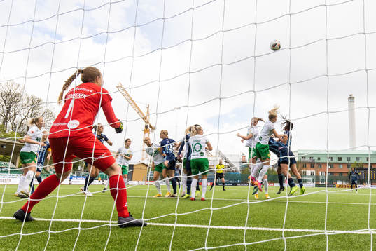 Hammarbys målvakt Anna Tamminen följer spelet