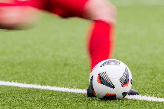 En fotboll innan en inspark
