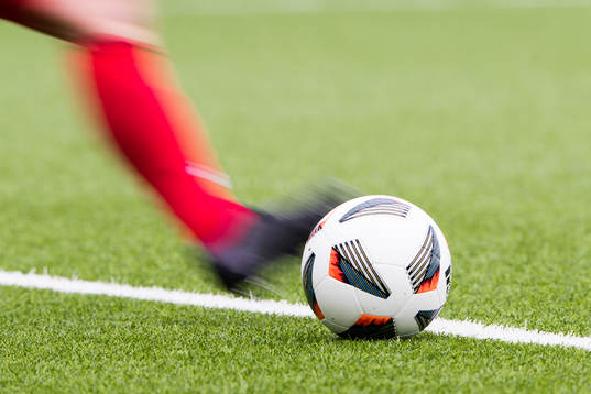 En fotboll innan en inspark