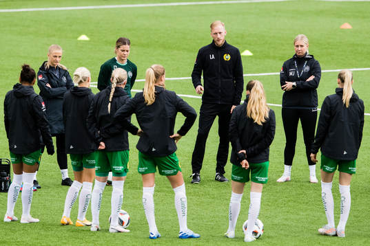 Hammarbys assisterande tränare Ludvig Axelsson samlar