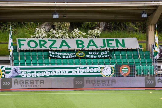 En tom läktare med banderoller