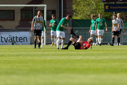 Domare Tess Olofsson ligger skadad på planen