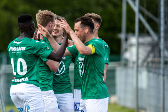 Jönköpings Robin Book  jublar med lagkamrater