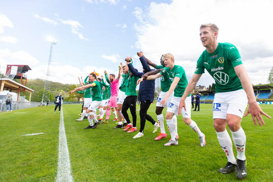 Spelare ur Jönköping jublar