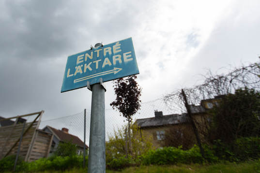 En skylt med texten ”entré läktare”