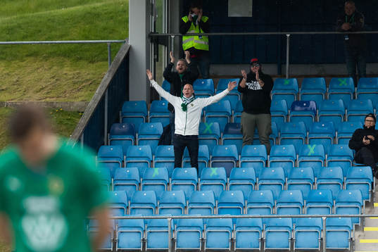Supportrar på läktaren
