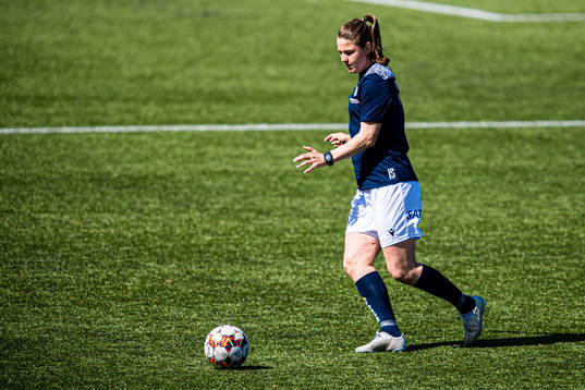 Kim Maria Sundlöv of Stabæk warms up
