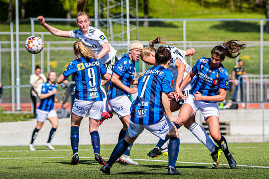Lisa-Marie Karlseng Utland of Rosenborg scores the 1-0 goal
