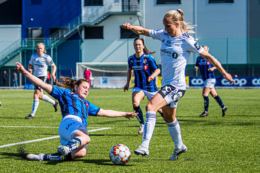 Kim Maria Sundlöv of Stabæk and Maria Olsvik of Rosenborg