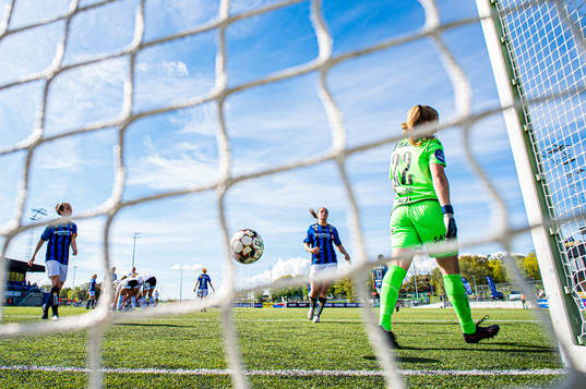 Melissa Linn Berman Bjånesøy and goalkeeper Sunniva