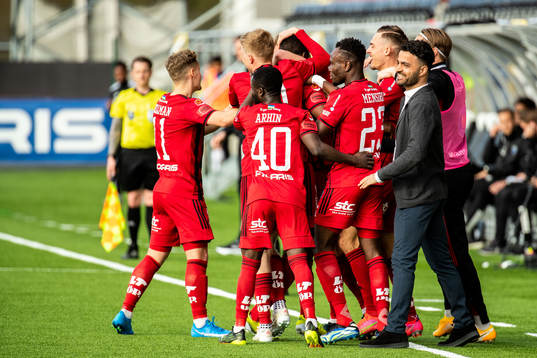 Östersunds spelare jublar ihop