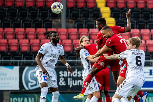 Östersunds Patrick Kpozo nickar in 1-0