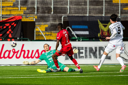 Östersunds Blair Turgott gör 2-0