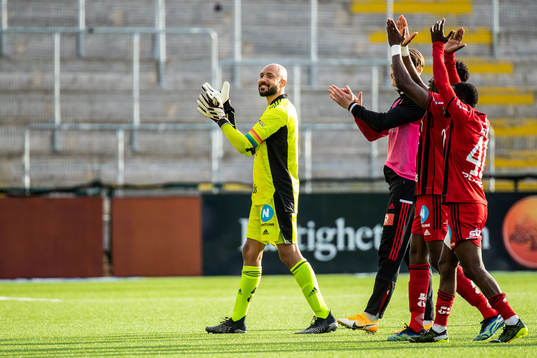 Östersunds målvakt Aly Keita jublar