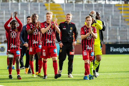 Östersunds Eirik Haugan jublar med lagkamrater