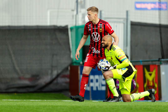 Östersunds Eirik Haugan och målvakt Aly Keita