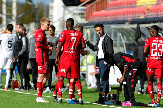 Östersunds tränare Amir Azrafshan pratar taktik i en