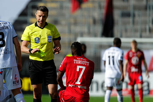 Östersunds Blair Turgott får gult kort av domare Bojan