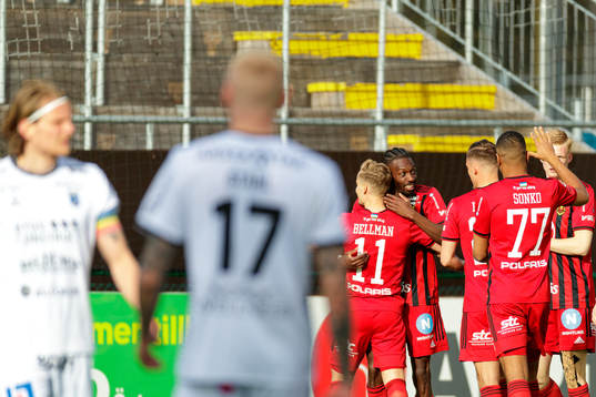 Östersunds Blair Turgott  jublar med lagkamrater