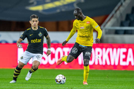 s Nicolas Stefanelli och Mjällbys Enock Kofi Adu