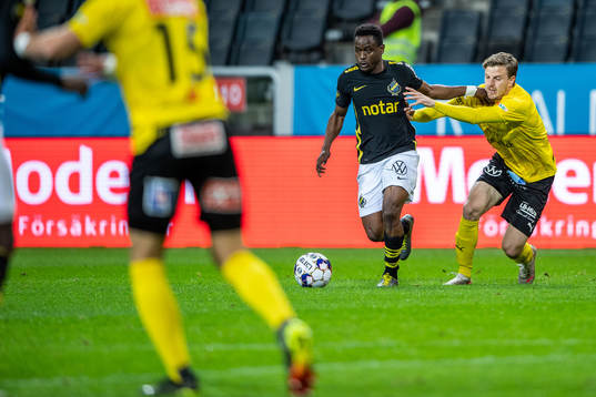 s Erick Otieno och Mjällbys Joel Nilsson