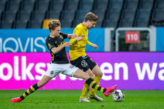 s Tom Strannegård och Mjällbys Joel Nilsson