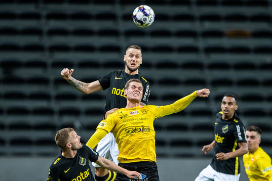 s Alexander Milosevic och Mjällbys Jacob Bergström