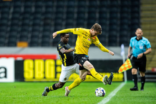 s Erick Otieno och Mjällbys Joel Nilsson