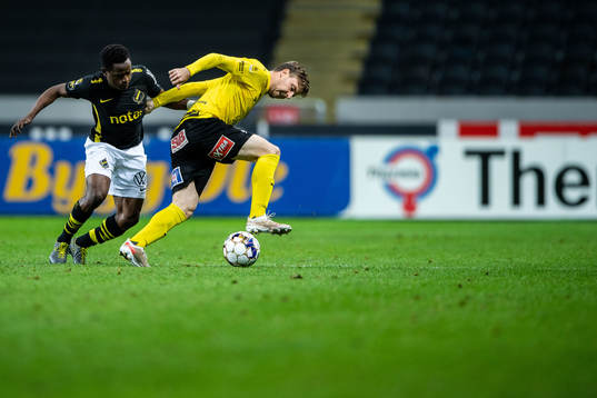 s Erick Otieno och Mjällbys Joel Nilsson