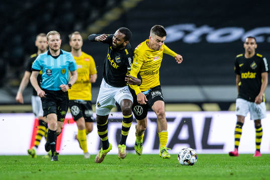 s Henok Goitom och Mjällbys Jesper Gustavsson