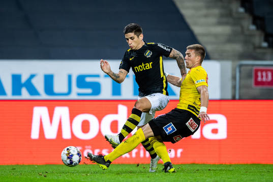 s Nicolas Stefanelli och Mjällbys Ivan Kricak