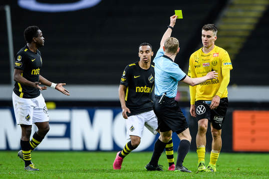 Mjällbys Jesper Gustavsson får ett gult kort av domare