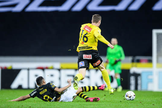 s Bilal Hussein och Mjällbys Jacob Bergström