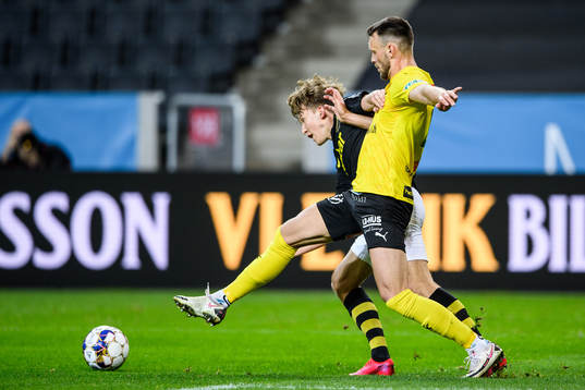 s Tom Strannegård och Mjällbys Max Watson