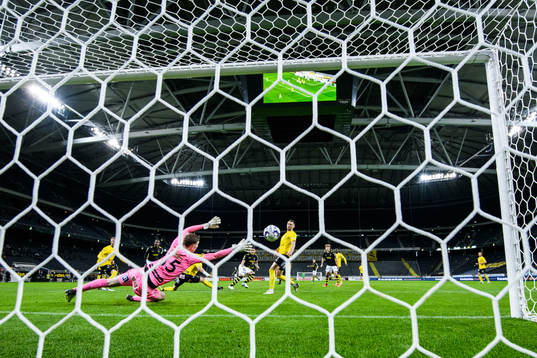 s Nicolas Stefanelli gör 1-0 på Mjällbys målvakt Samuel