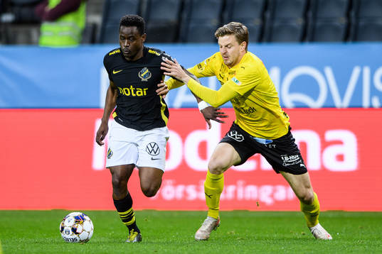 s Erick Otieno och Mjällbys Joel Nilsson