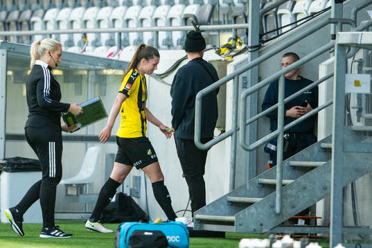 Häckens Pauline Hammarlund lämnar planen