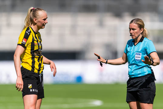 Häckens Stina Blackstenius och domare Sara Persson i samtal