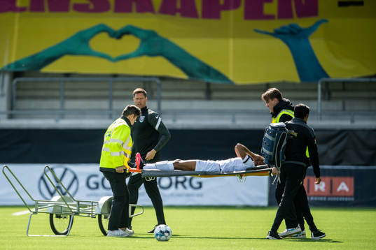 Eskilstunas Halimatu Ayinde bärs ut på bår