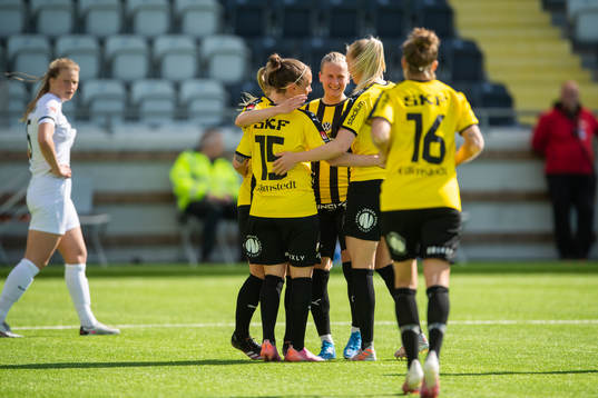 Häckens Filippa Curmark jublar med lagkamrater