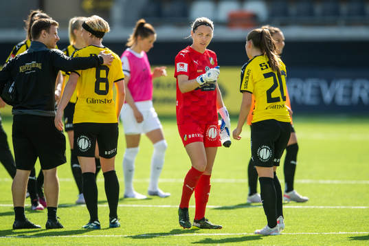 Häckens målvakt Jennifer Falk och Dilja Yr Zomers jublar